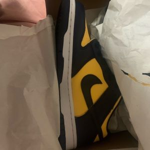 Brand new, can’t fit the size. It is a size 7 1/2 in women’s, in a size 6 in men